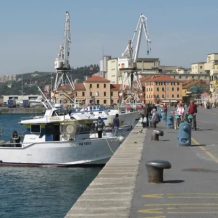Ligurisches Rustico, Umgeben Von Olivenhainen Am Dorfrand