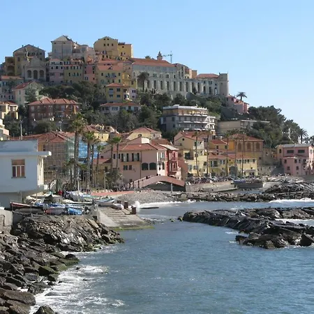 Ligurisches Rustico, Umgeben Von Olivenhainen Am Dorfrand *