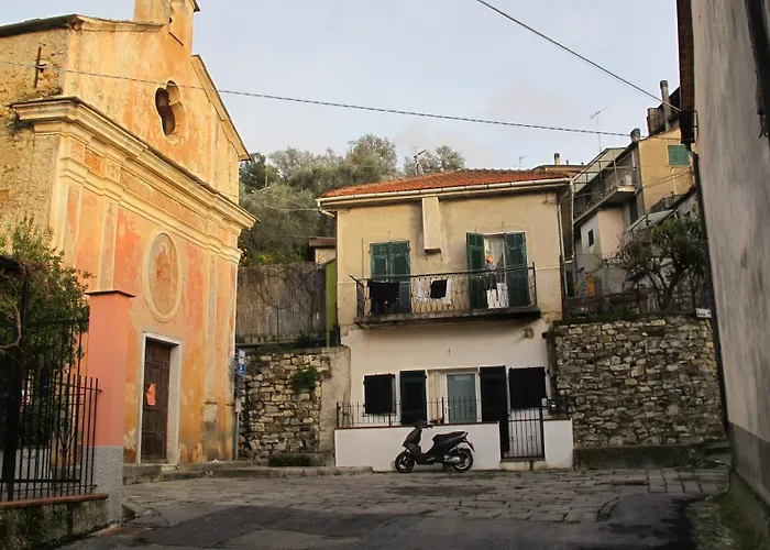 Ligurisches Rustico, Umgeben Von Olivenhainen Am Dorfrand Feriehus