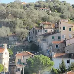 Ligurisches Rustico, Umgeben Von Olivenhainen Am Dorfrand 임페리아