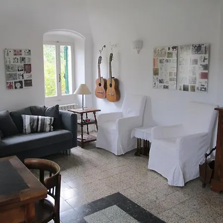 Ligurisches Rustico, Umgeben Von Olivenhainen Am Dorfrand * אימפריה