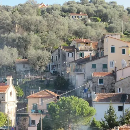 Ligurisches Rustico, Umgeben Von Olivenhainen Am Dorfrand אימפריה