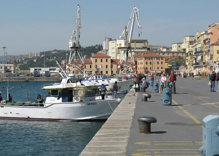Ligurisches Rustico, Umgeben Von Olivenhainen Am Dorfrand
