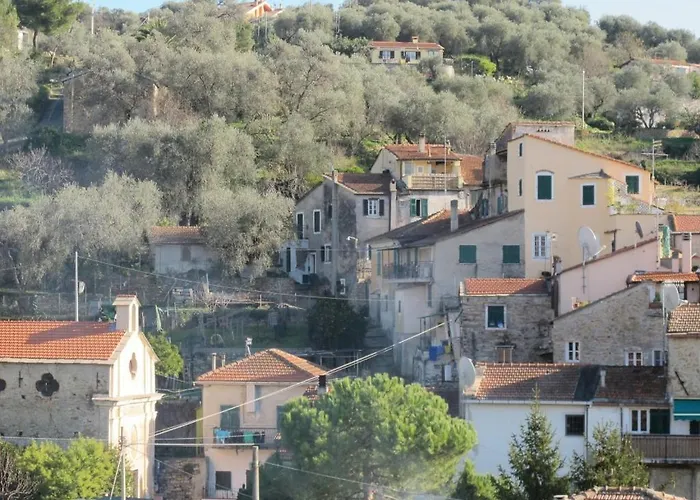 Ligurisches Rustico, Umgeben Von Olivenhainen Am Dorfrand Imperia
